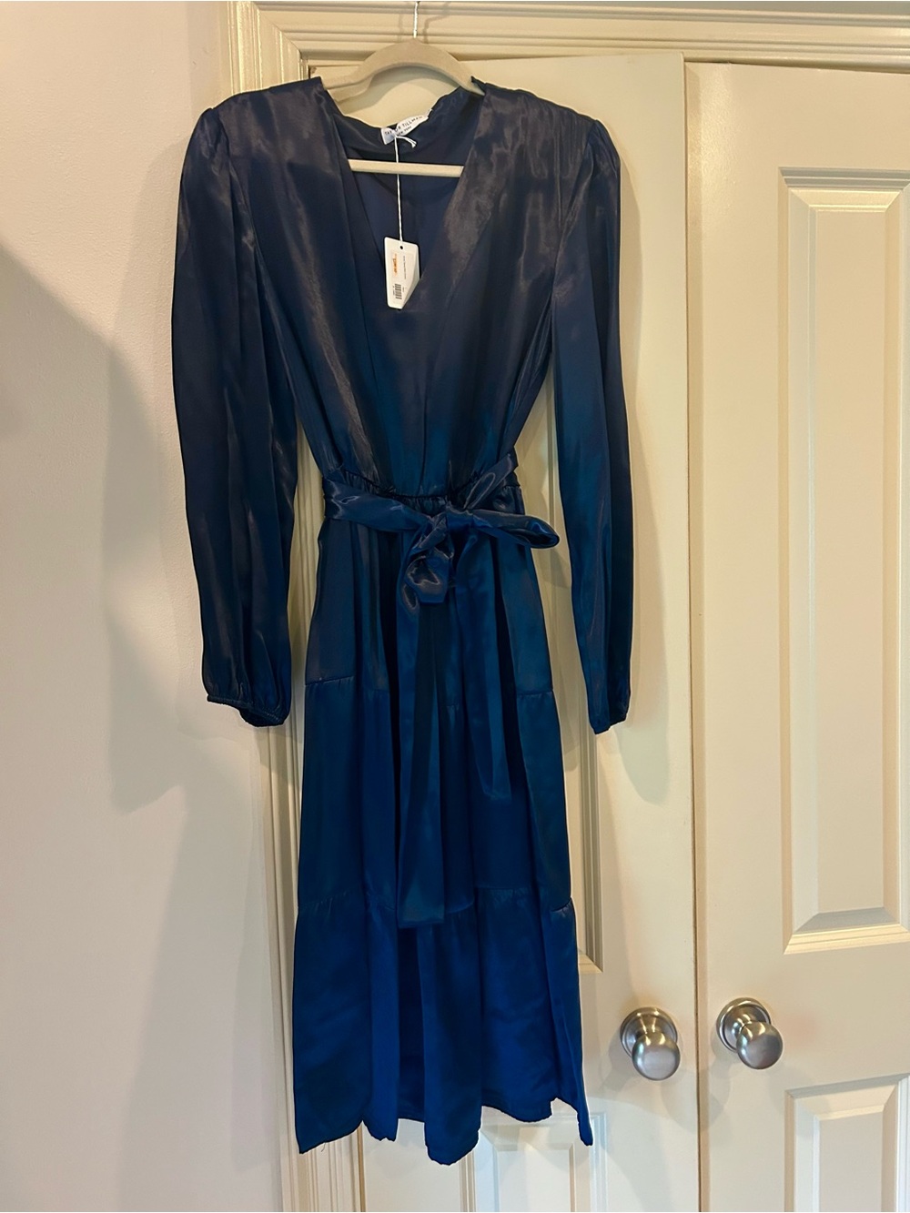 Taylor Tillman NY 
Anne tiered Midi dress
Navy 
NEW WITH TAGS
SIZE large